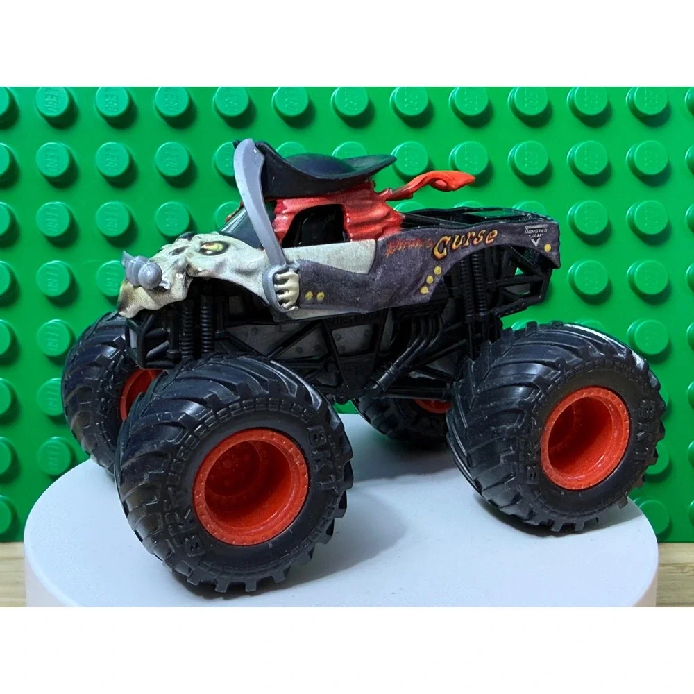 Monster Jam Pirates Curse Monster Truck 1:64 Diecast Skull Pirate Hat BKT Tires